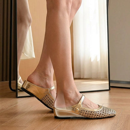 Zapatos destalonados trenzados con hebilla y punta cuadrada.