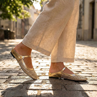 Zapatos destalonados trenzados con hebilla y punta cuadrada.